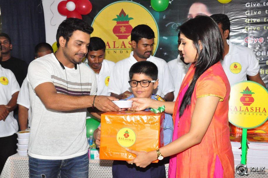 Rashmi-Goutham-And-Getup-Srinu-At-Akshara-Kalasha-Foundation